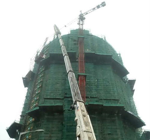 新民吊车在工地上作业
